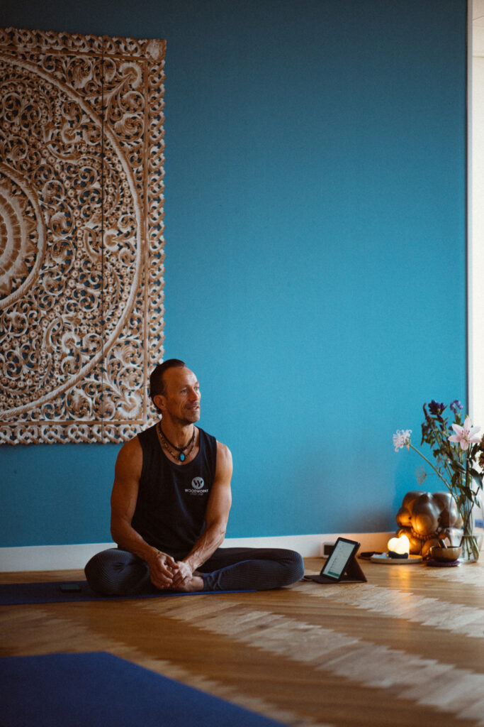Maarten van der Woude in de shala van WoodWorks Urban Yoga